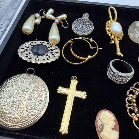 Mixed Vintage & Modern Estate Jewelry Lot – Pearls, Cameos, Rings, Pendants, Ear - Picture 2 of 10